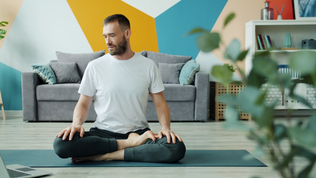 Osoba meditira na prirodi
